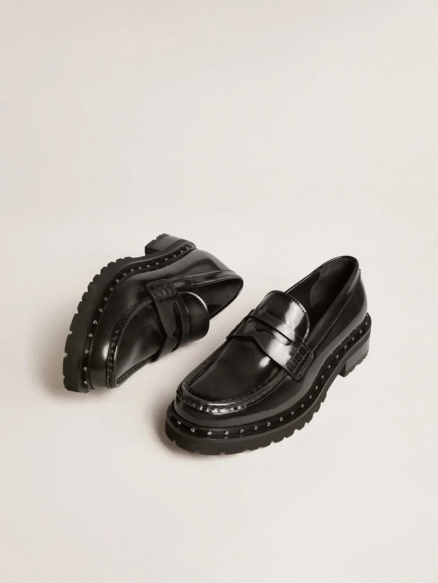 Mocassins épais pour femme en cuir noir clouté