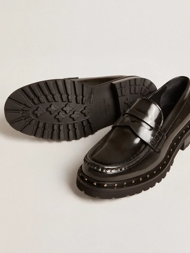 Mocassins épais pour femme en cuir noir clouté
