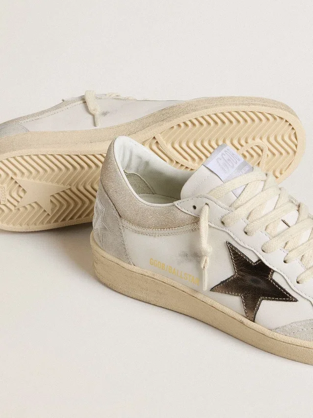Modèle Ball Star pour femme avec étoile en cuir métallisé et languette de talon en cuir brillant