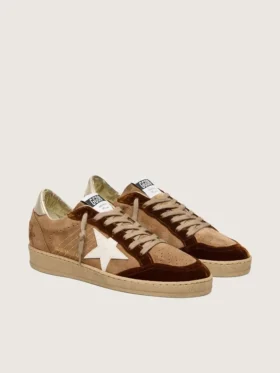 Modèle Ball Star pour femme en daim couleur tabac avec étoile en cuir blanc et empiècements en velours cognac