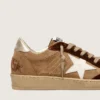 Modèle Ball Star pour femme en daim couleur tabac avec étoile en cuir blanc et empiècements en velours cognac