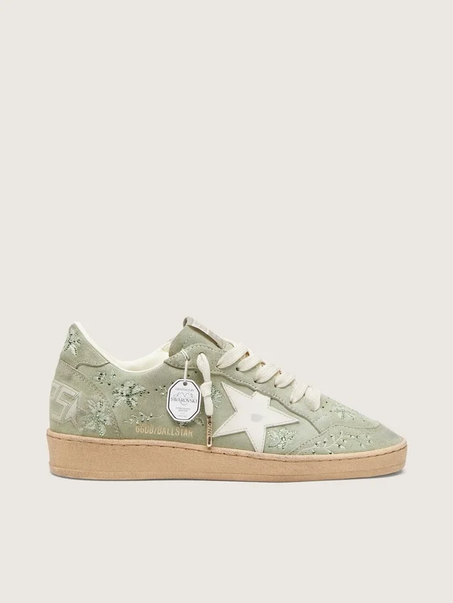 Modèle Ball Star pour femme en daim vert sauge avec étoile en cuir blanc et broderie florale Swarovski ton sur ton