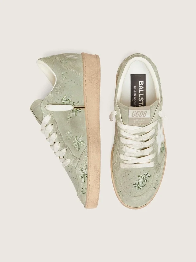 Modèle Ball Star pour femme en daim vert sauge avec étoile en cuir blanc et broderie florale Swarovski ton sur ton