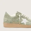 Modèle Ball Star pour femme en daim vert sauge avec étoile en cuir blanc et broderie florale Swarovski ton sur ton