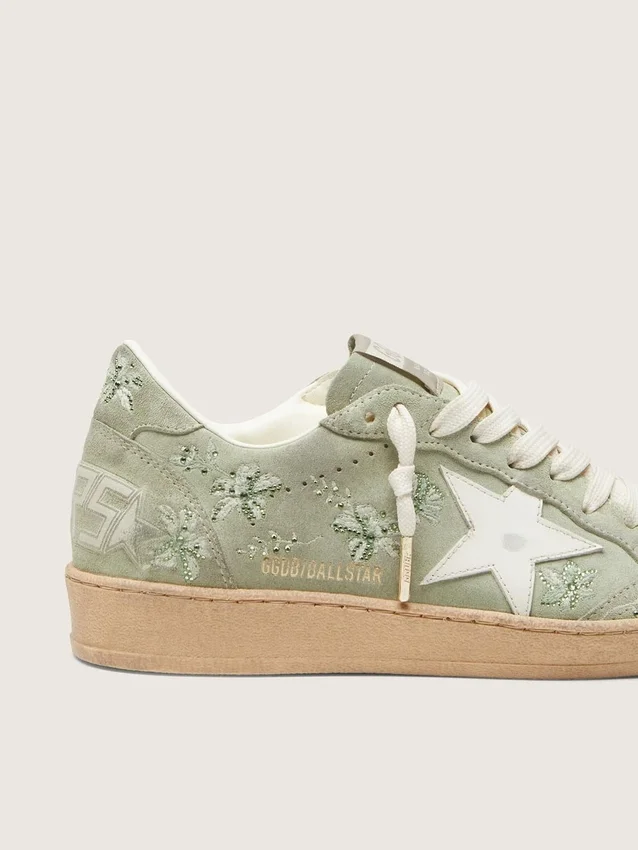 Modèle Ball Star pour femme en daim vert sauge avec étoile en cuir blanc et broderie florale Swarovski ton sur ton