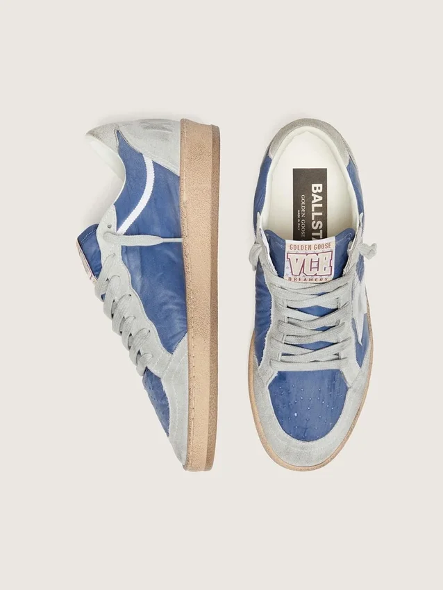 Modèle Ball Star pour femme en nylon bleu denim avec empiècements en daim gris clair et étoile en cuir argent métallisé