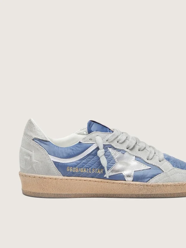 Modèle Ball Star pour femme en nylon bleu denim avec empiècements en daim gris clair et étoile en cuir argent métallisé