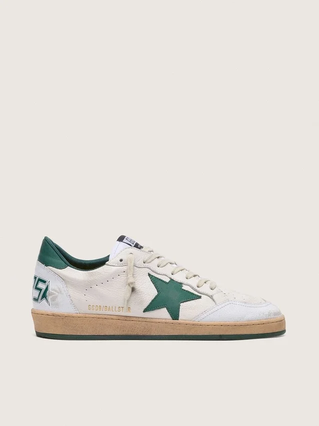 Modèle Ball Star pour homme en cuir nappa blanc avec étoile et languette au talon en cuir vert