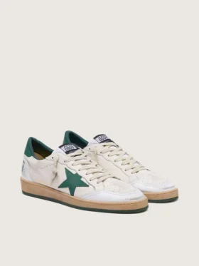 Modèle Ball Star pour homme en cuir nappa blanc avec étoile et languette au talon en cuir vert