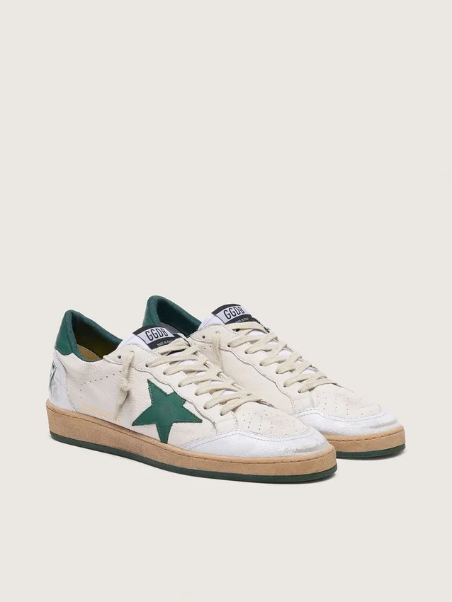Modèle Ball Star pour homme en cuir nappa blanc avec étoile et languette au talon en cuir vert