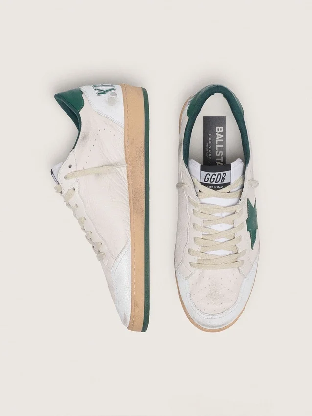 Modèle Ball Star pour homme en cuir nappa blanc avec étoile et languette au talon en cuir vert