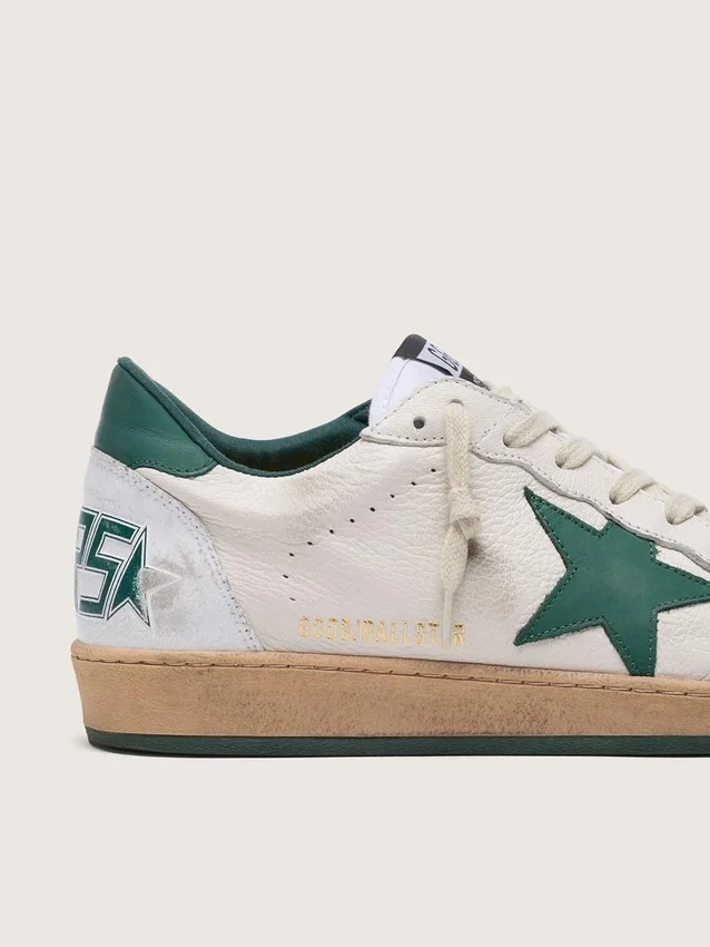 Modèle Ball Star pour homme en cuir nappa blanc avec étoile et languette au talon en cuir vert
