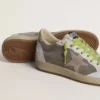Modèle Ball Star pour homme en daim gris avec étoile en daim vieux rose et languette de talon en cuir beige