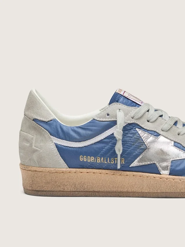 Modèle Ball Star pour homme en nylon bleu denim avec empiècements en daim gris clair et étoile en cuir argent métallisé