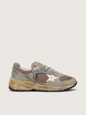 Modèle Dad-Star pour homme en daim gris tourterelle et maille argentée, avec une étoile en cuir blanc et une languette de talon en daim