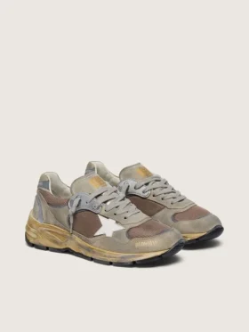 Modèle Dad-Star pour homme en daim gris tourterelle et maille argentée, avec une étoile en cuir blanc et une languette de talon en daim