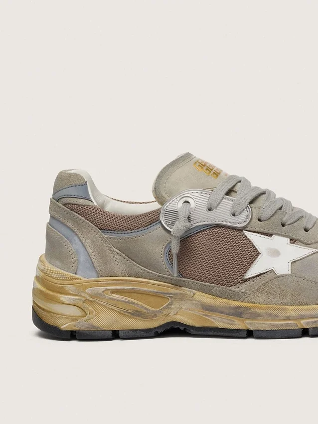 Modèle Dad-Star pour homme en daim gris tourterelle et maille argentée, avec une étoile en cuir blanc et une languette de talon en daim