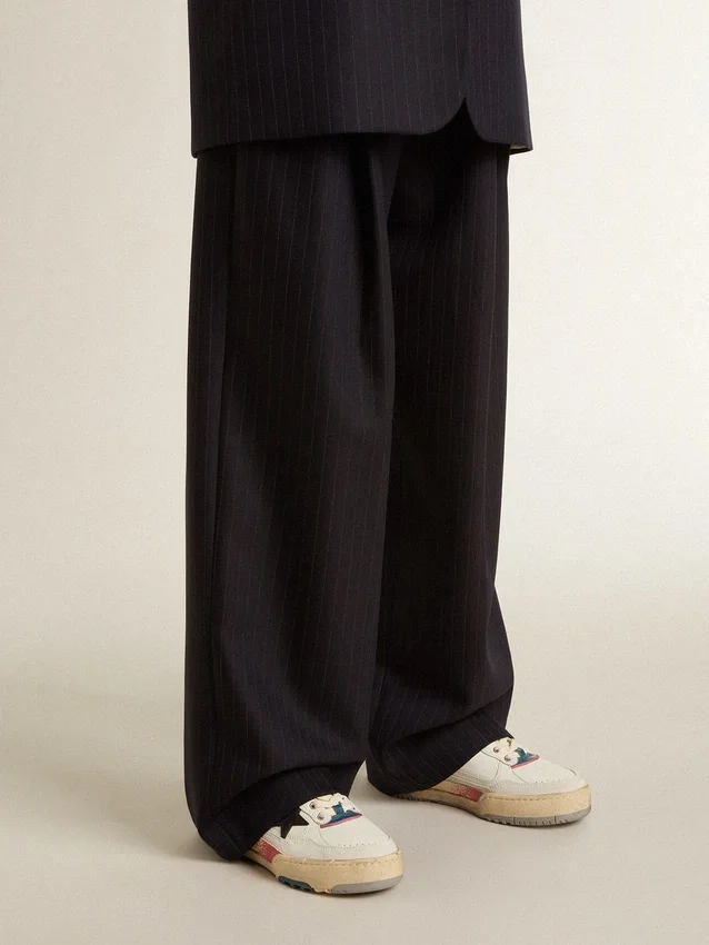 Modèle Forty2 pour femme avec étoile noire et languette de talon en cuir à effet métallisé argenté