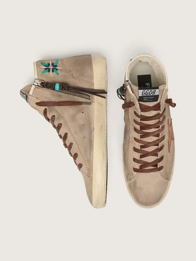 Modèle Francy pour homme en daim beige avec étoile en cuir marron et perles colorées
