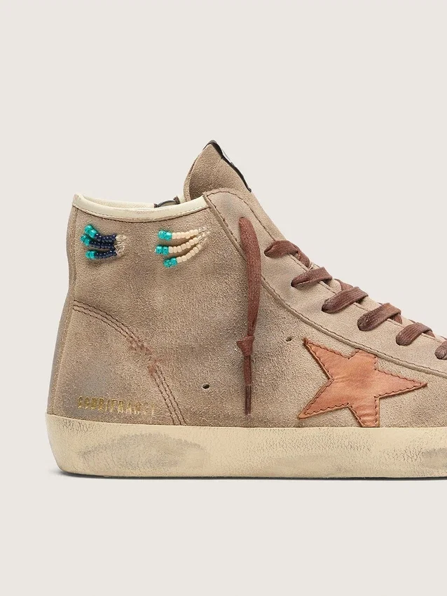 Modèle Francy pour homme en daim beige avec étoile en cuir marron et perles colorées