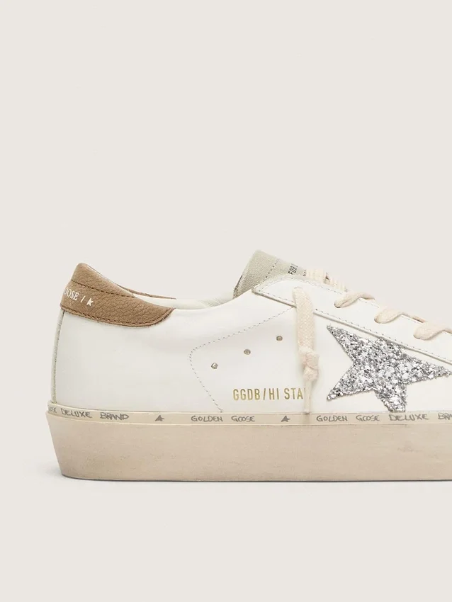 Modèle Hi Star pour femme avec étoile pailletée argentée et languette de talon en nubuck gris tourterelle