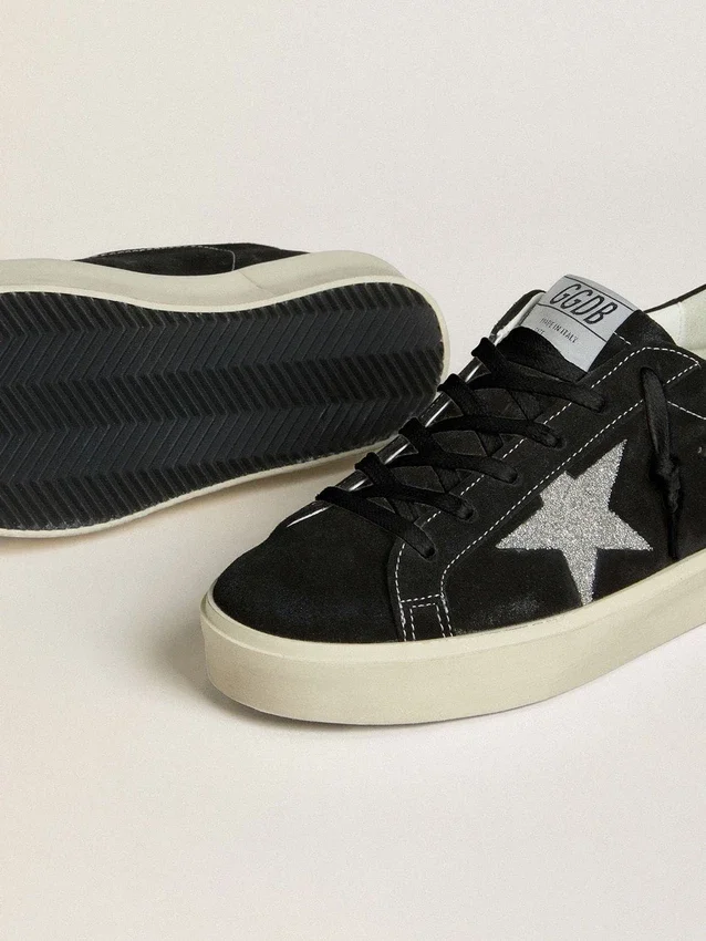 Modèle Hi Star pour femme en daim noir avec une étoile en cristaux Swarovski argentés