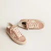 Modèle Hi Star pour femme en daim rose avec étoile crème et languette de talon en cuir argenté