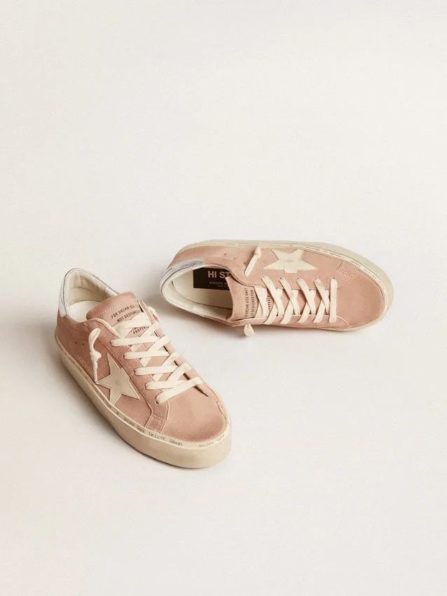 Modèle Hi Star pour femme en daim rose avec étoile crème et languette de talon en cuir argenté