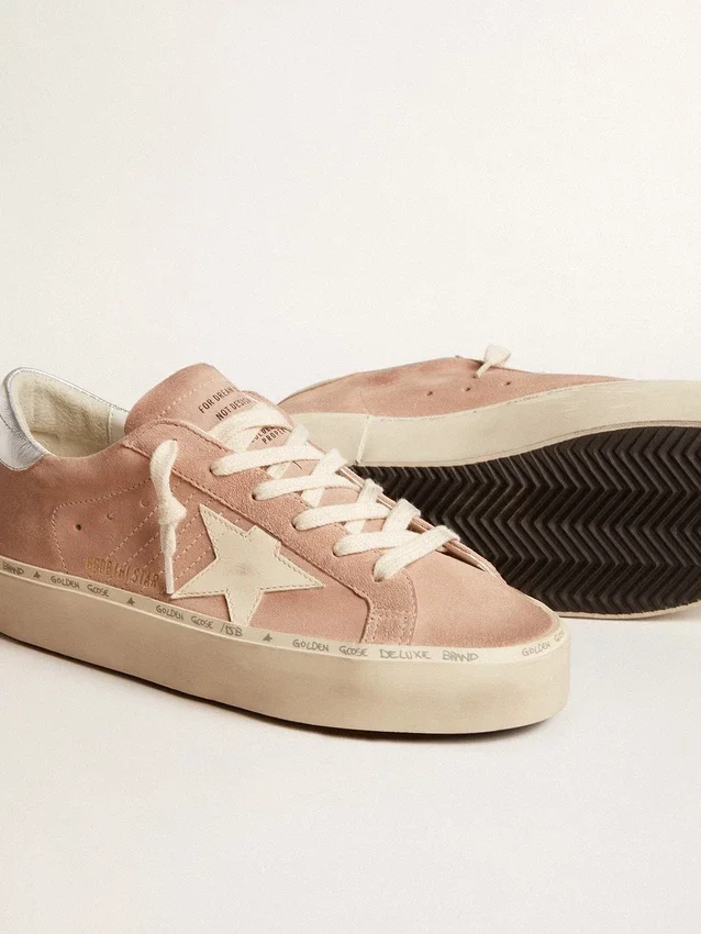 Modèle Hi Star pour femme en daim rose avec étoile crème et languette de talon en cuir argenté