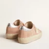 Modèle Hi Star pour femme en daim rose avec étoile crème et languette de talon en cuir argenté