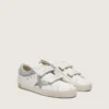 Modèle « Young Old School » en cuir blanc avec une étoile en cuir argent métallisé et des inserts en cristal argenté