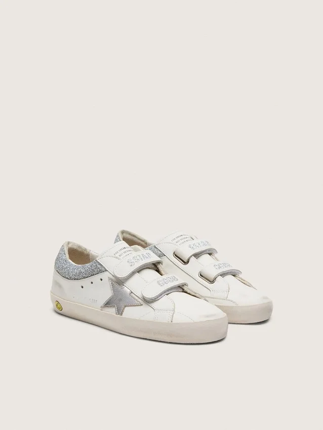 Modèle « Young Old School » en cuir blanc avec une étoile en cuir argent métallisé et des inserts en cristal argenté