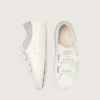 Modèle « Young Old School » en cuir blanc avec une étoile en cuir argent métallisé et des inserts en cristal argenté
