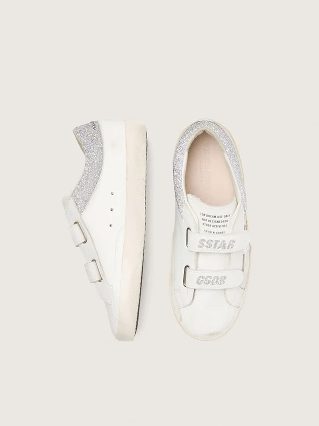 Modèle « Young Old School » en cuir blanc avec une étoile en cuir argent métallisé et des inserts en cristal argenté