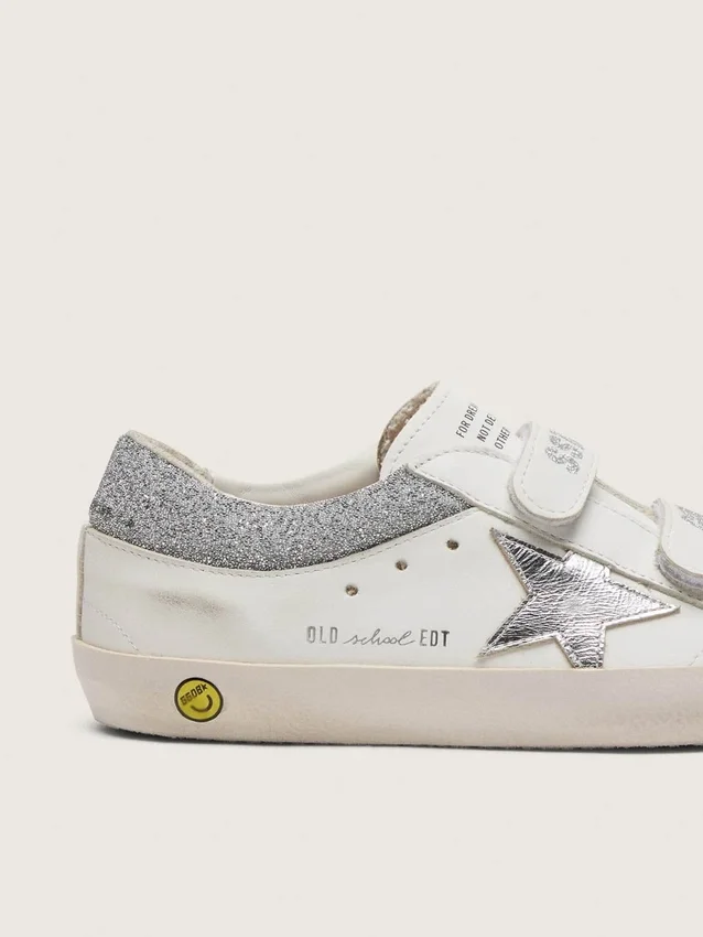 Modèle « Young Old School » en cuir blanc avec une étoile en cuir argent métallisé et des inserts en cristal argenté