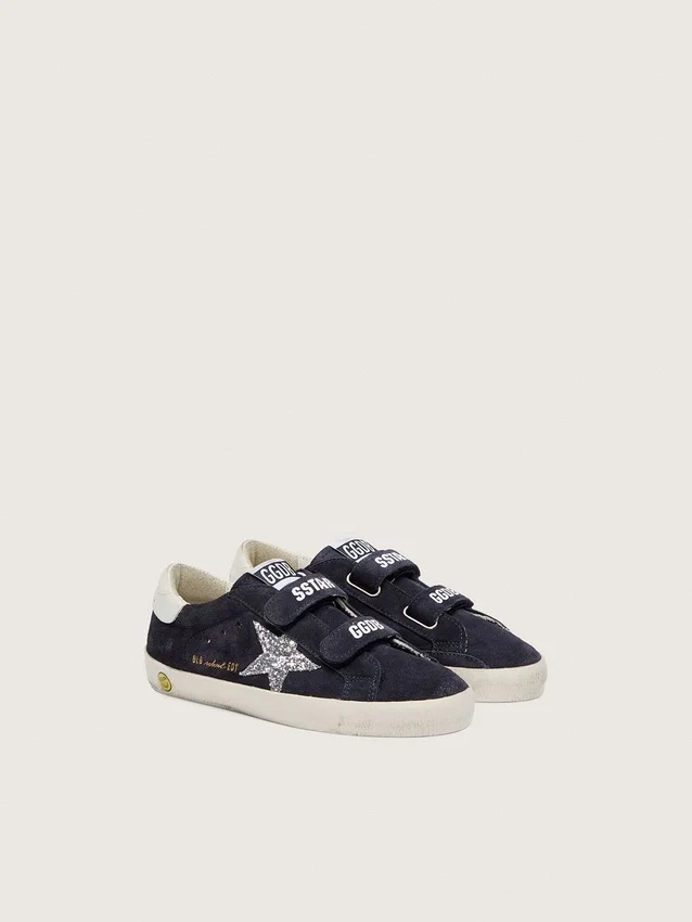 Modèle Junior Old School en daim bleu avec une étoile pailletée argentée et une languette de talon en cuir blanc