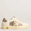 Modèle « May Teen » en cuir blanc et paillettes or rose avec étoile en daim beige