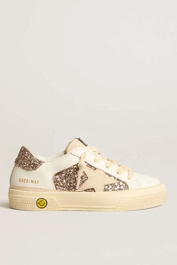 Modèle « May Teen » en cuir blanc et paillettes or rose avec étoile en daim beige