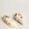 Modèle « May Teen » en cuir blanc et paillettes or rose avec étoile en daim beige