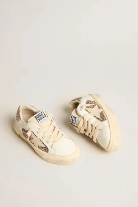Modèle « May Teen » en cuir blanc et paillettes or rose avec étoile en daim beige