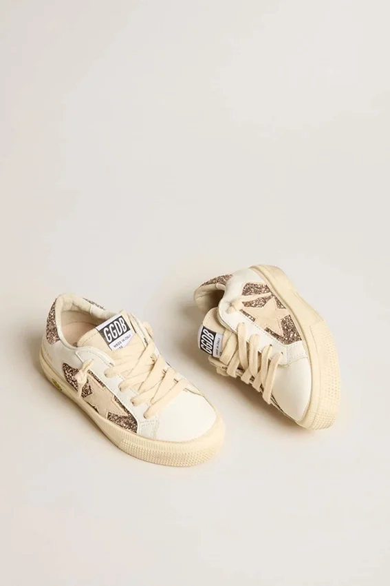 Modèle « May Teen » en cuir blanc et paillettes or rose avec étoile en daim beige