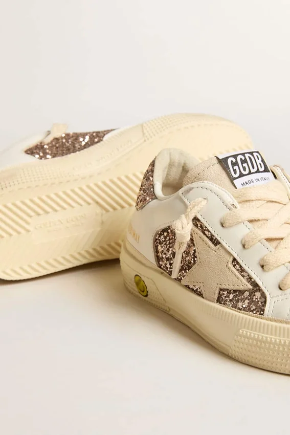 Modèle « May Teen » en cuir blanc et paillettes or rose avec étoile en daim beige