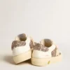 Modèle « May Teen » en cuir blanc et paillettes or rose avec étoile en daim beige