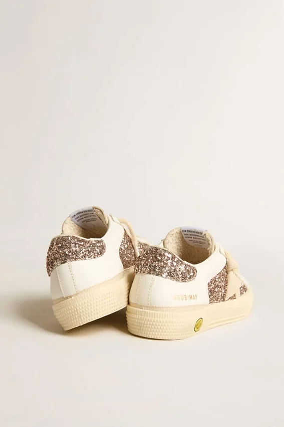 Modèle « May Teen » en cuir blanc et paillettes or rose avec étoile en daim beige