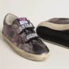 Modèle Old School pour femme en cuir laminé violet avec étoile en nubuck lilas et languette au talon