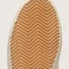 Modèle Old School pour femme en daim couleur perle avec étoile en cuir rouge brique et lanière en raphia