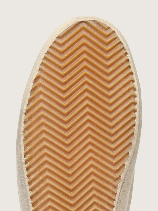 Modèle Old School pour femme en daim couleur perle avec étoile en cuir rouge brique et lanière en raphia