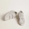 Modèle Old School pour femme en daim gris clair avec une étoile en cuir rehaussée de micro-paillettes