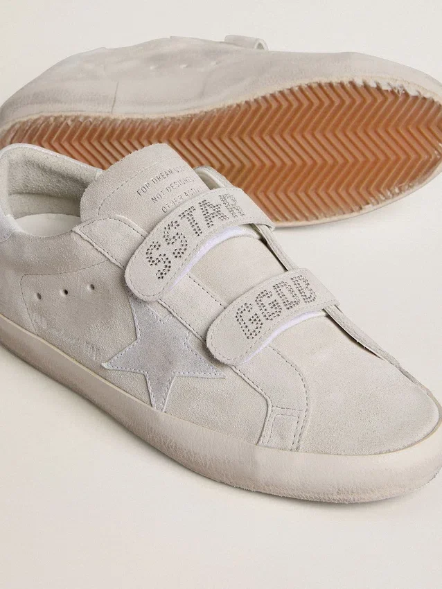 Modèle Old School pour femme en daim gris clair avec une étoile en cuir rehaussée de micro-paillettes