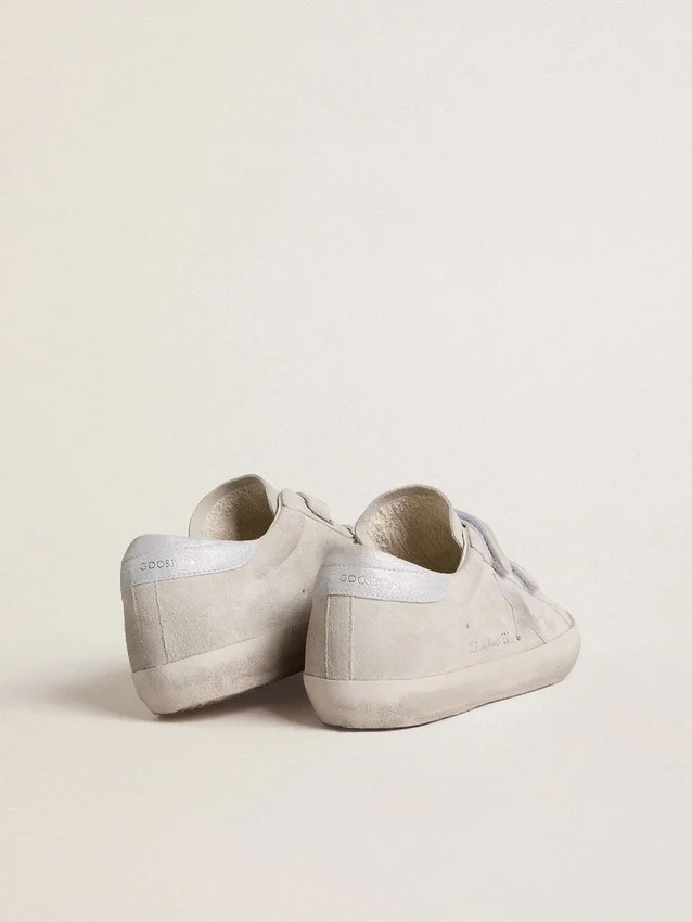 Modèle Old School pour femme en daim gris clair avec une étoile en cuir rehaussée de micro-paillettes